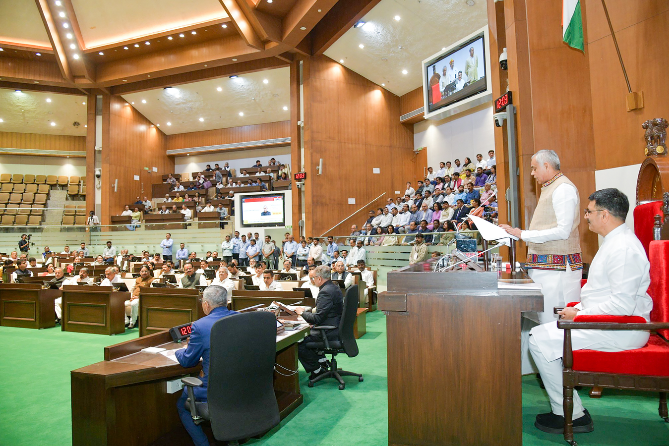 Gujarat Assembly Passes Amendment to Shops and Establishments Bill.webp
