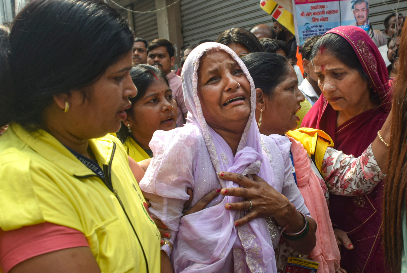 Tragedy in Delhi: Inquiry Seeks Cause of Delayed Response.webp