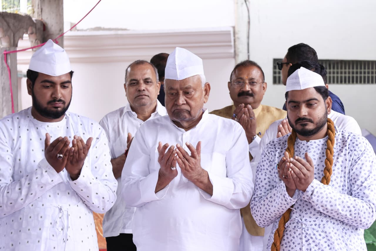 Nitish Kumar Visits Patna Mosques, Congratulates Muslim Community on Eid.webp Nitish Kumar Visits Patna Mosques, Congratulates Muslim Community on Eid.webp