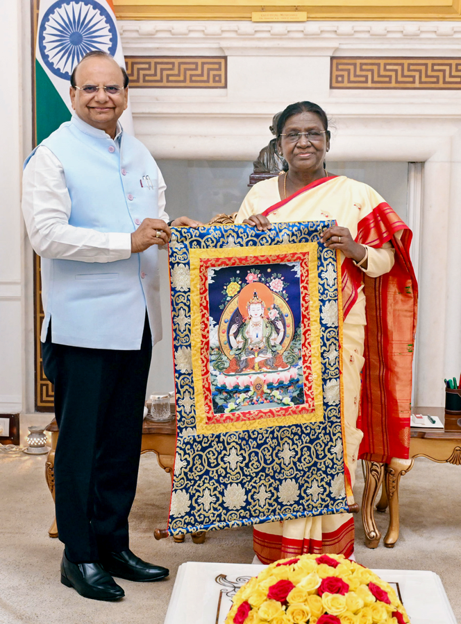 LG Saxena Visits President Murmu at Rashtrapati Bhavan.webp