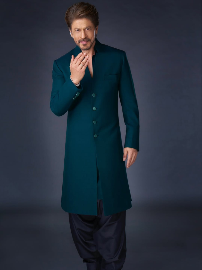 SRK Wishes Everyone Joy and Peace for Eid