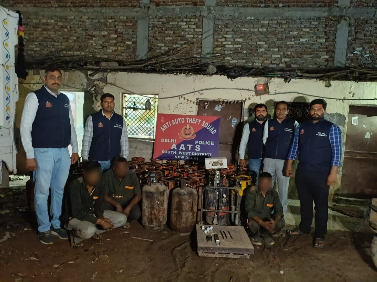 Mahipalpur: Three Arrested in Illegal LPG Operation.webp