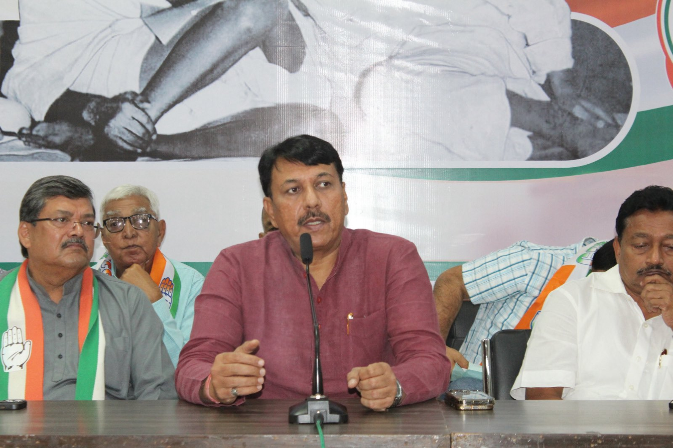 Congress Holds Hearings for Umreth By-election Candidates