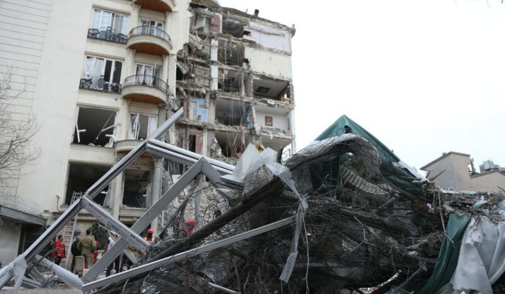 Tel Aviv Hit by Missile, Injuring Several.webp