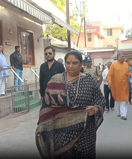 Recognizing Early Learning: Madhya Pradesh Distributes Vidyarambh Certificates.webp