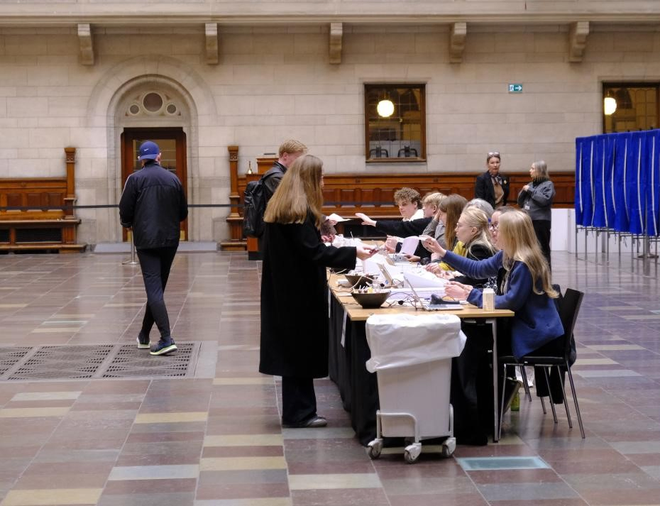 Parliamentary Uncertainty: Denmark's Red and Blue Blocs Fall Short of Majority.webp