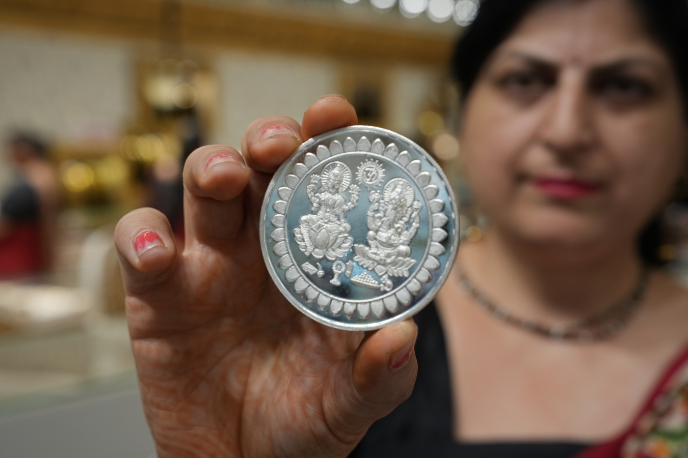 Silver Futures Rebound on Dollar Weakness and Geopolitical Factors.webp