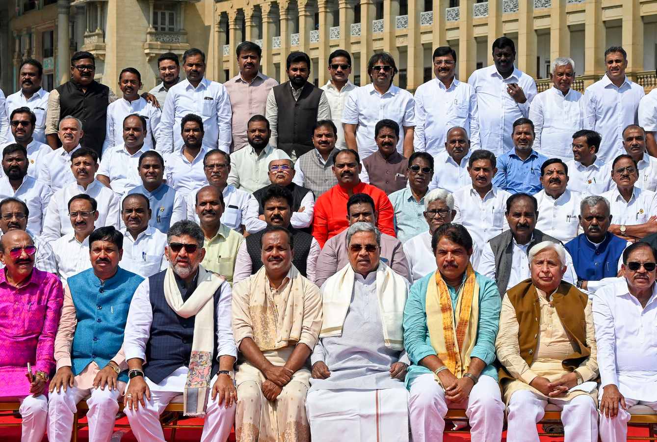 Karnataka MLAs' Photo Fuels Leadership Speculation.webp