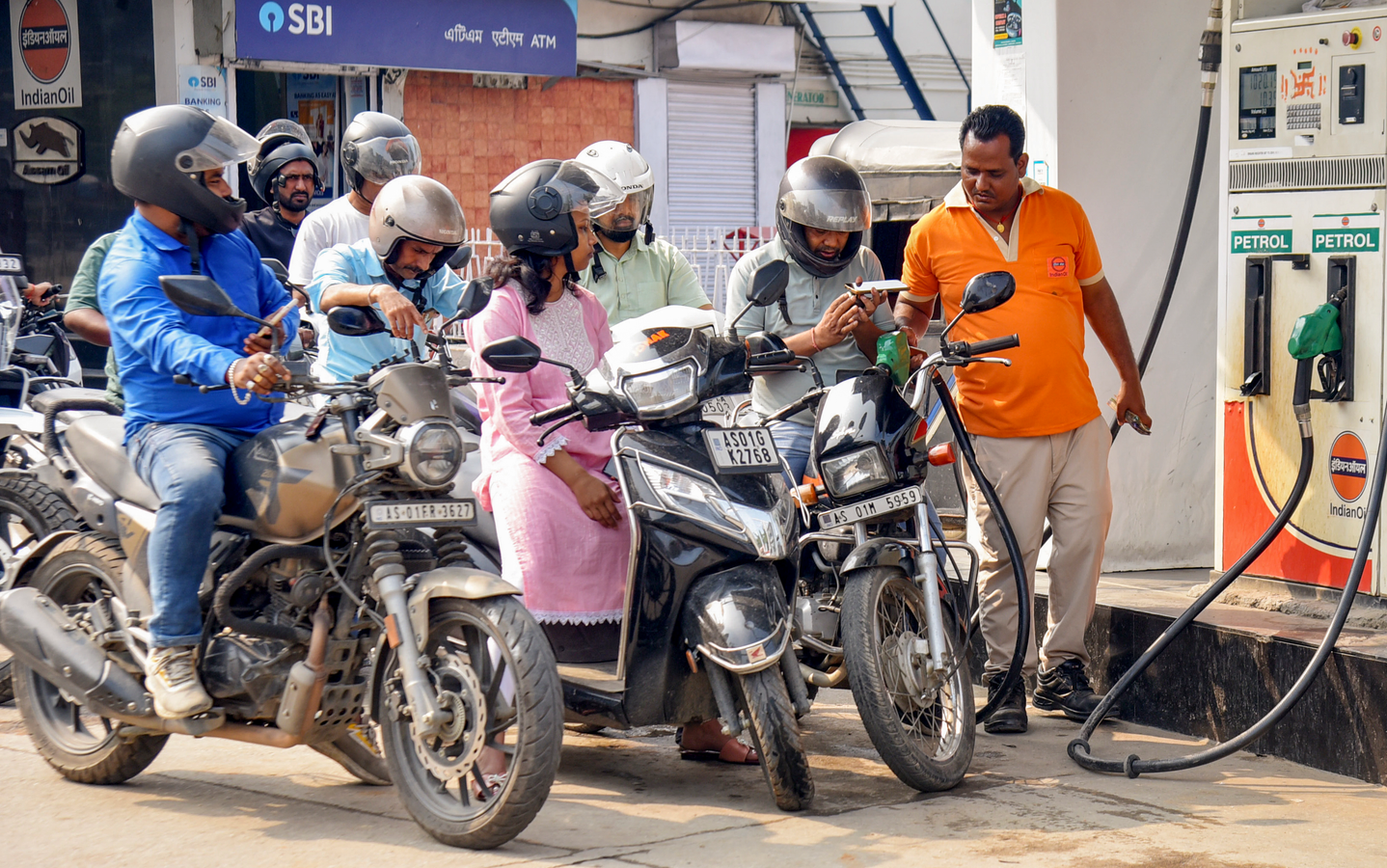 India's Fuel Prices Adjusted as Global Oil Costs Increase.webp