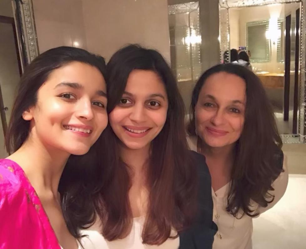 Soni Razdan Shares Nostalgic Photo with Daughters.webp Soni Razdan Shares Nostalgic Photo with Daughters.webp