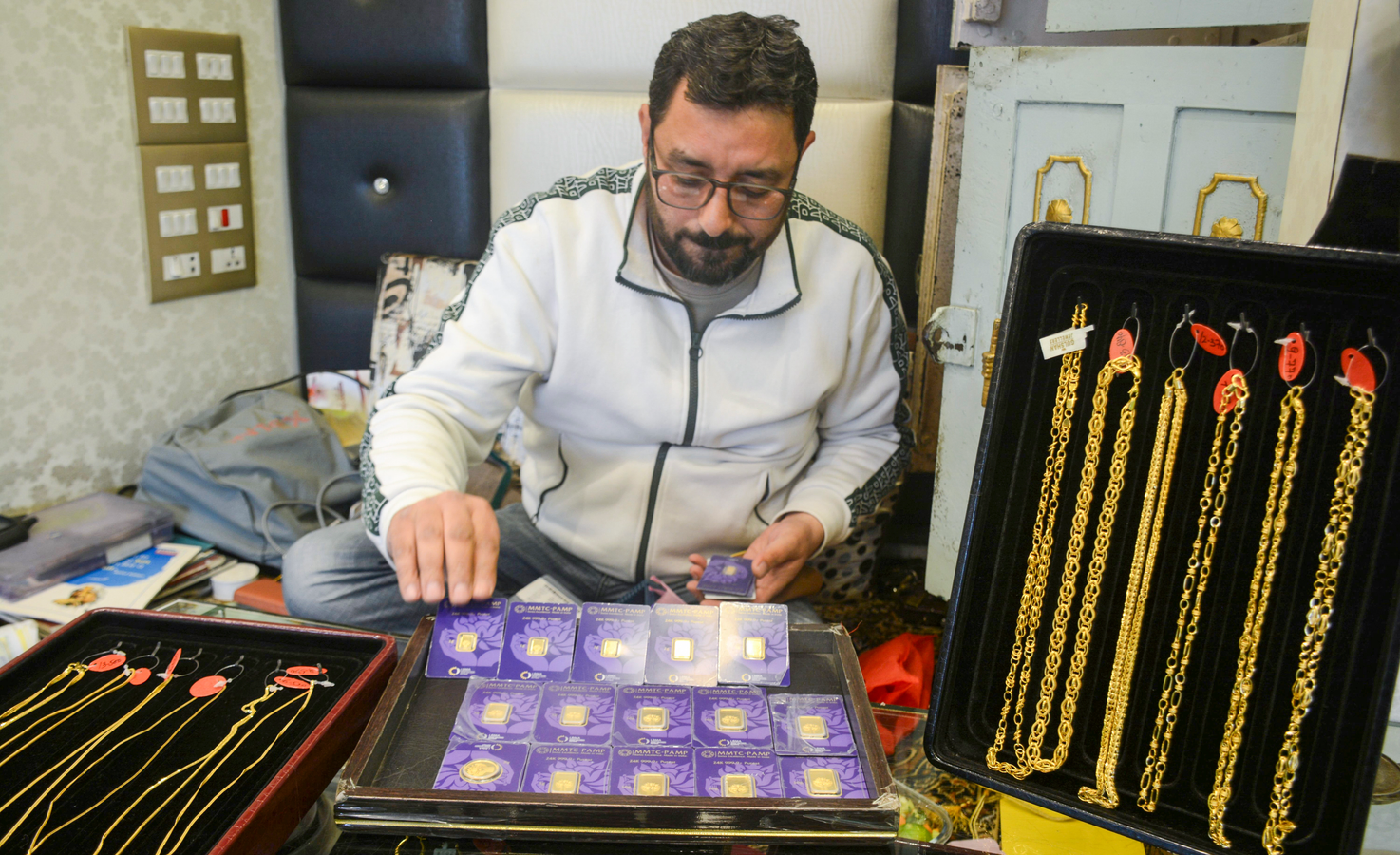 Precious Metals Decline Amid Global Market Volatility.webp