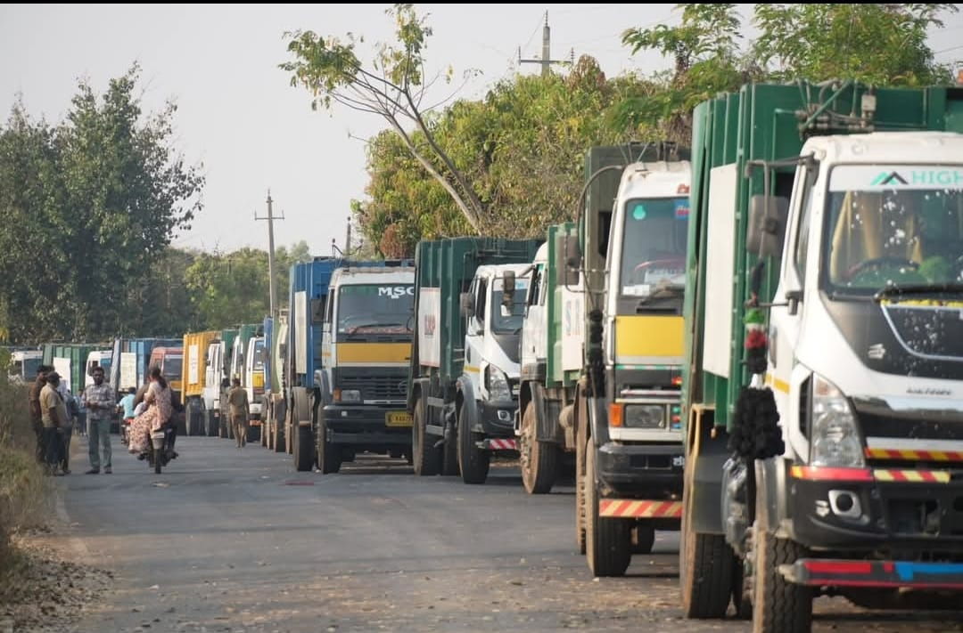 Local Opposition Blocks Waste Transport Amidst Bengaluru Concerns.webp
