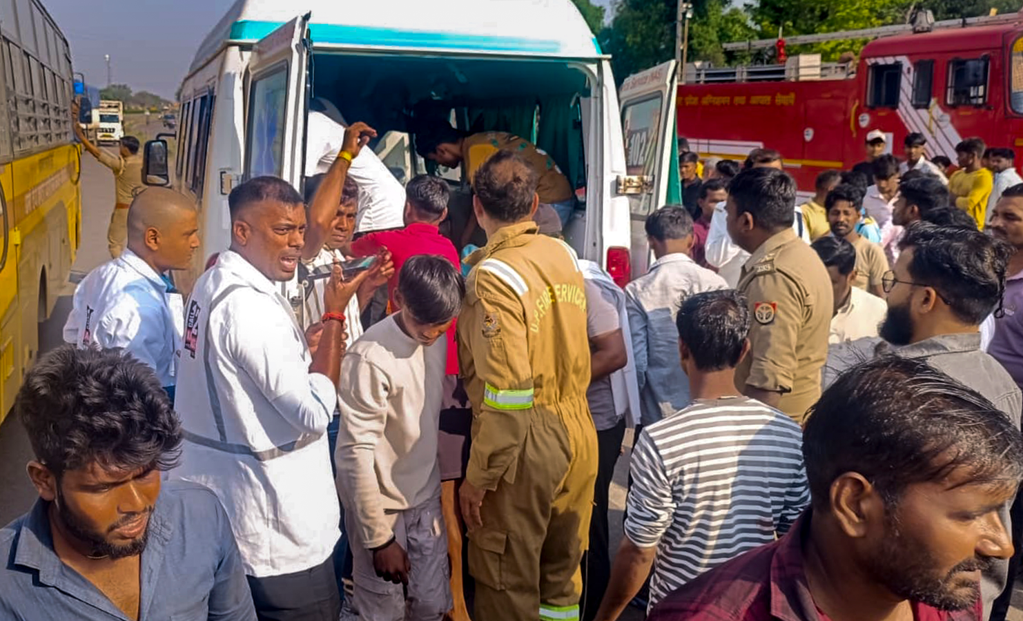 Kaushambi: Pickup Truck Rams into Trailer, Killing Family.webp