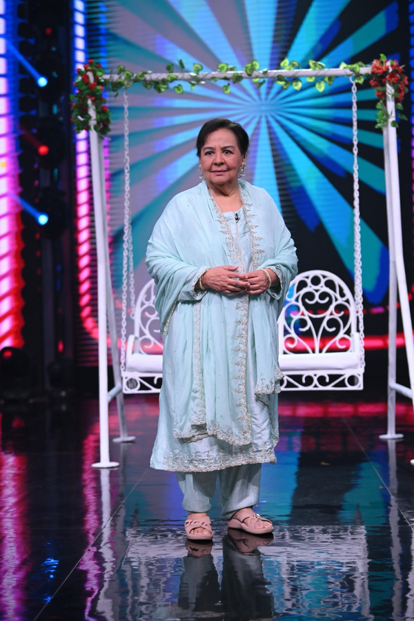 Emotional Moment: Farida Jalal Breaks Down Remembering Lata.webp
