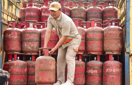 Gas Cylinders Stolen from Mumbai Delivery Tempo.webp