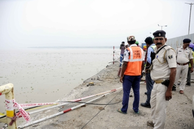 Madhepura Car Accident: Three Killed in River Incident.webp