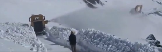 Bandipora-Gurez Road Blocked: 22 Vehicles Evacuated.webp