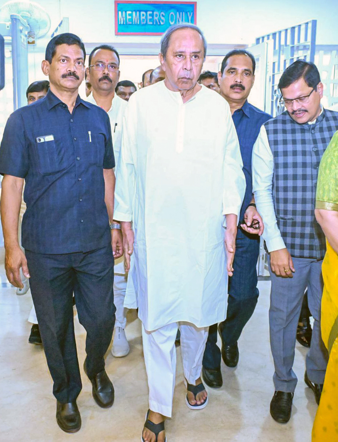 MP Dubey Faces Criticism for Biju Patnaik Comments