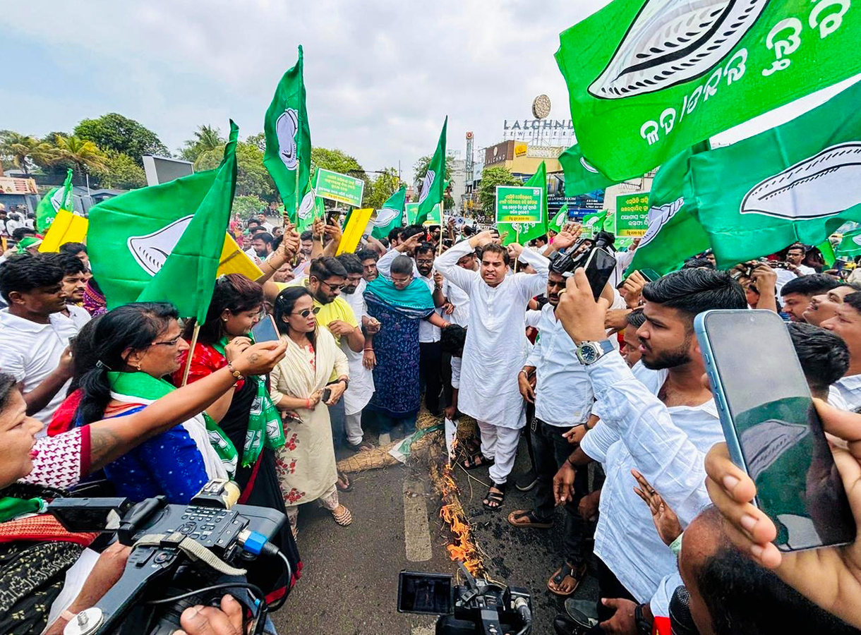 Nishikant Dubey Condemned for Statements on Biju Patnaik.webp