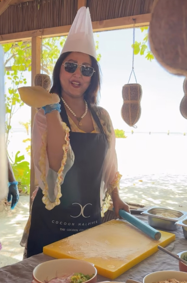 Roti Making on Vacation: Hina Khan's Culinary Moments.webp