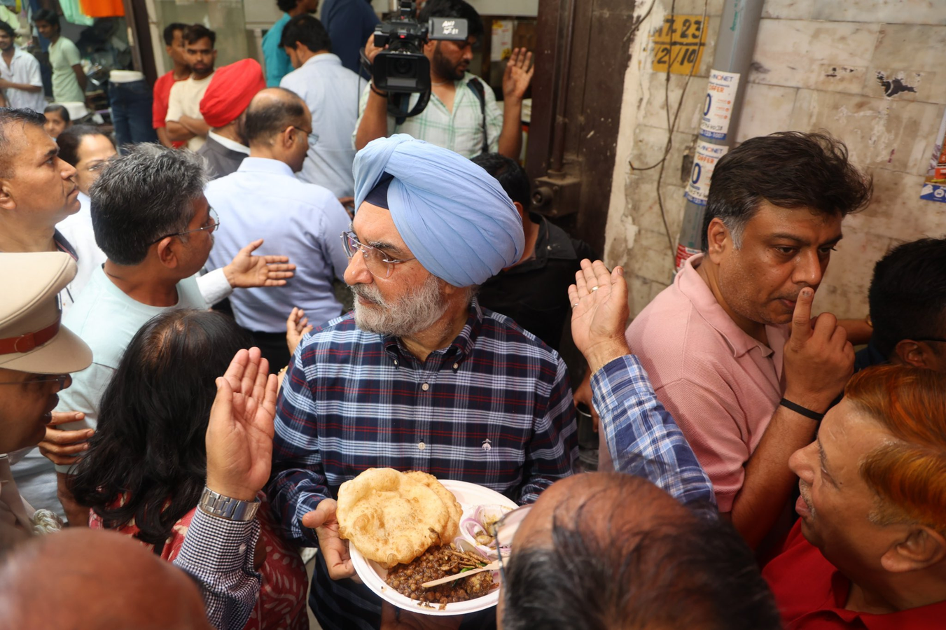 Kamla Nagar Market: LG Visits to Address Resident Concerns.webp