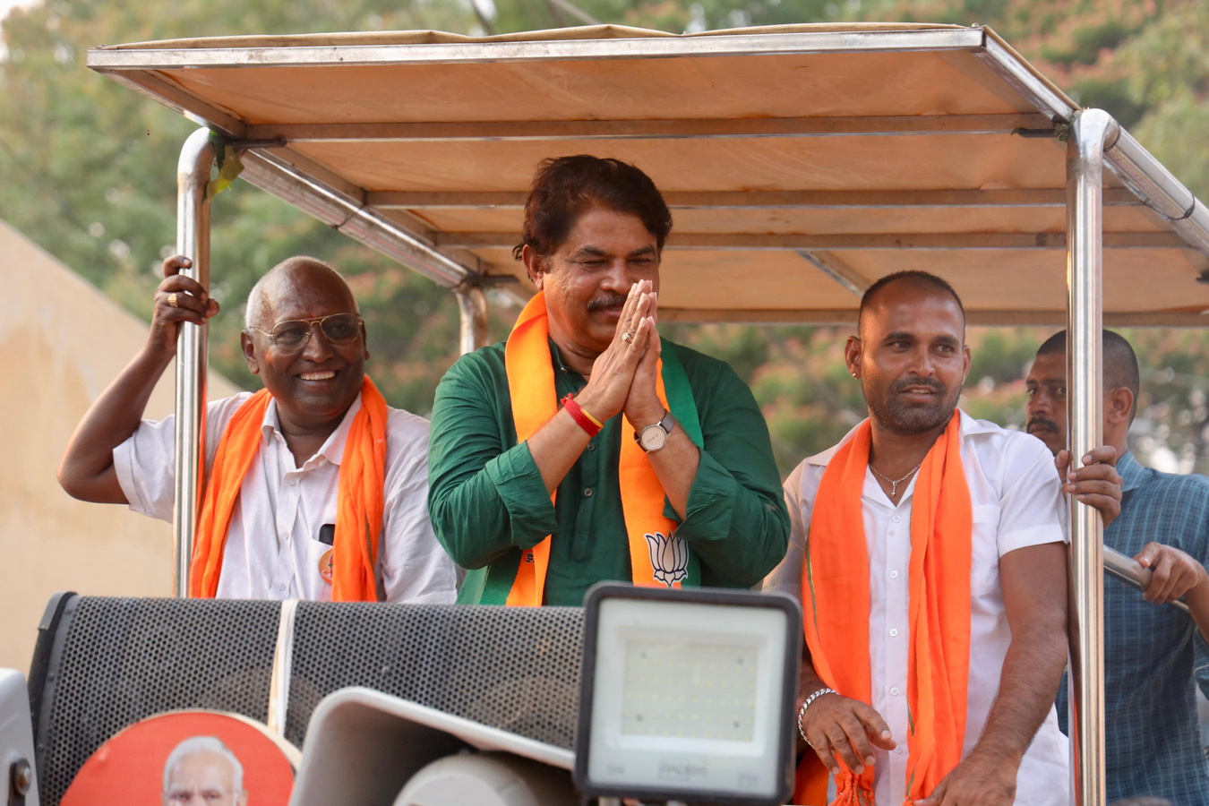 Nehru & Gandhi Supported Hindi Promotion, BJP Criticizes Change.webp