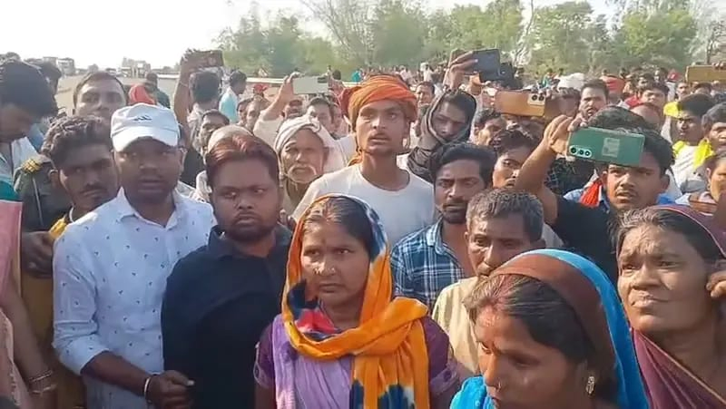 Garhwa Residents Protest Youth's Death in Road Accident.webp