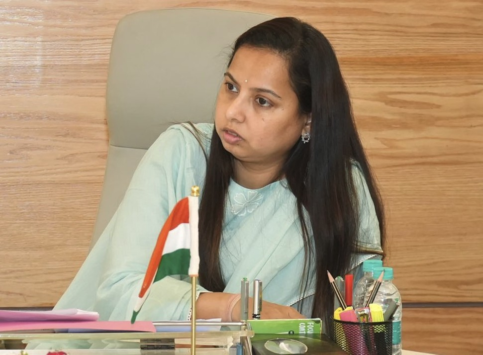 Maharashtra Minister Addresses Kharat Scandal, Highlights Political Caution.webp