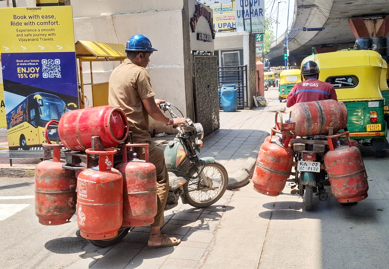 LPG Deliveries Surge: Over 60 Lakh Cylinders Distributed.webp
