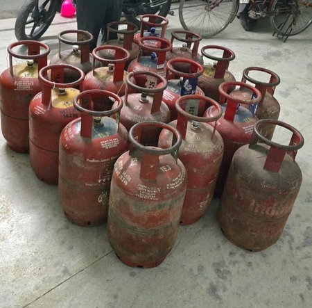 Mumbai Police Bust Illegal LPG Cylinder Storage.webp Mumbai Police Bust Illegal LPG Cylinder Storage.webp