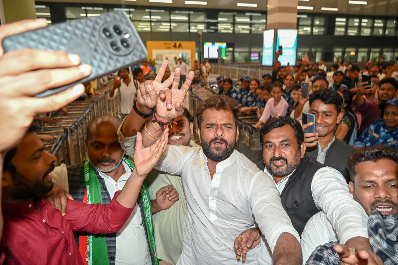 Muzaffarpur Fair Turns Chaotic Amidst Khesari Lal Yadav Event.webp