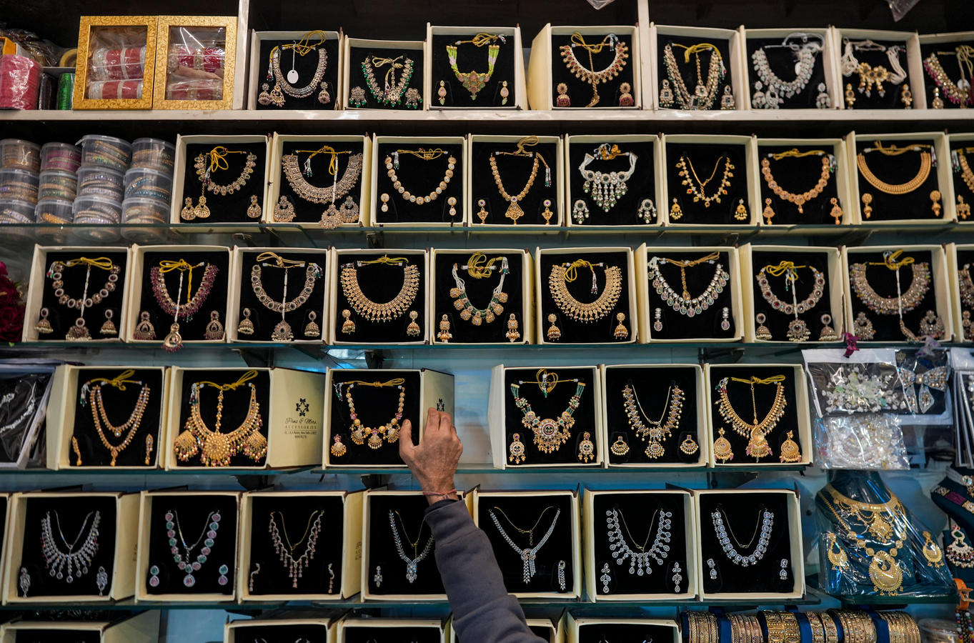 Gold Prices Plunge as Geopolitical Tensions Rise