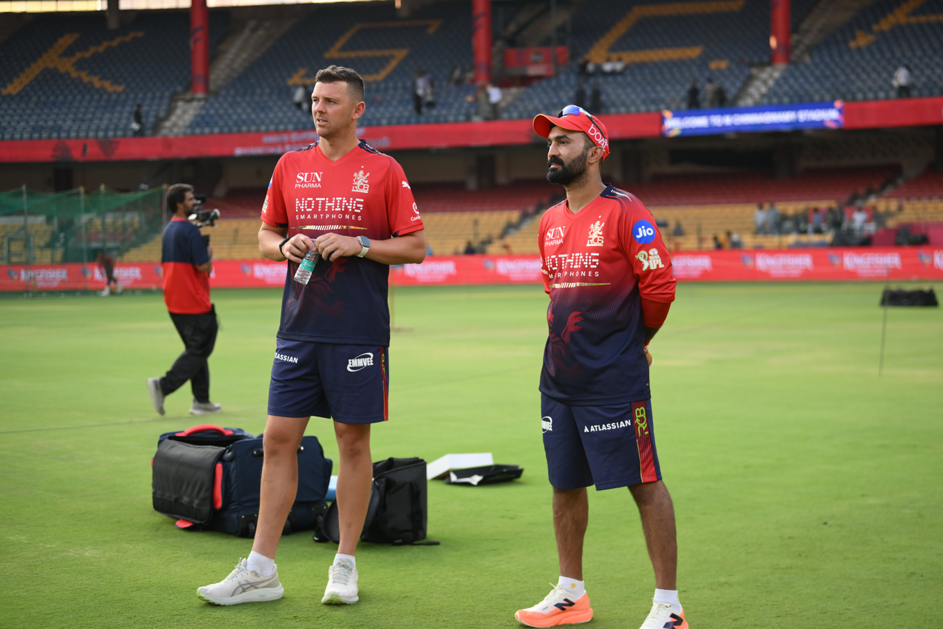 DK's Coaching Approach: Understanding Player Needs for Match Success.webp