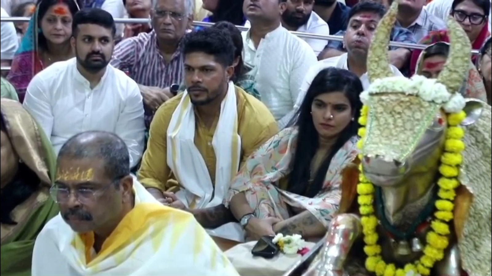 Cricket Star Umesh Yadav Seeks Blessings at Temple.webp