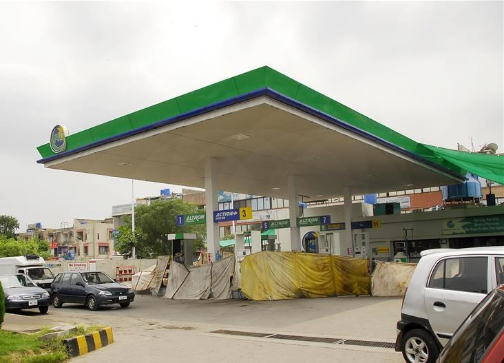 Rising Inflation Fuels Criticism of Pakistan's Fuel Price Increase.webp