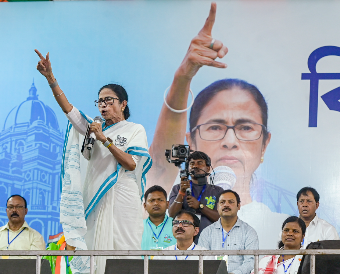 Mamata's Allegations: AIMIM, Congress, BJP in Bengal Tensions.webp