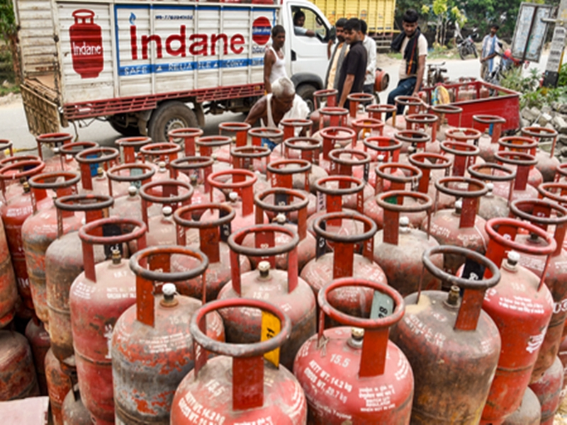 LPG Misinformation Drives Panic Buying: Govt. Urges State Outreach.webp