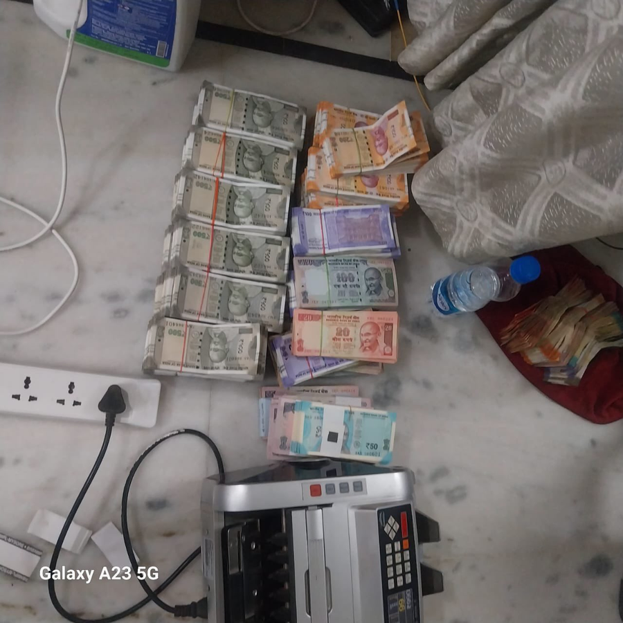 Officials Recovered: Telangana ACB Uncovers Large Sums of Cash and Gold.webp