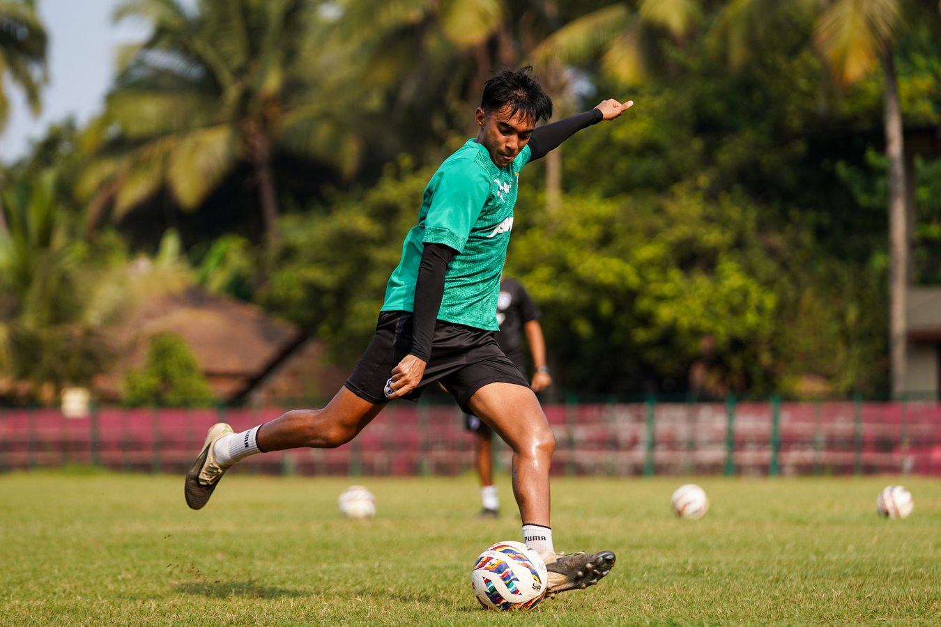 Renedy Singh's Bengaluru Aim to Overcome FC Goa's Defense.webp