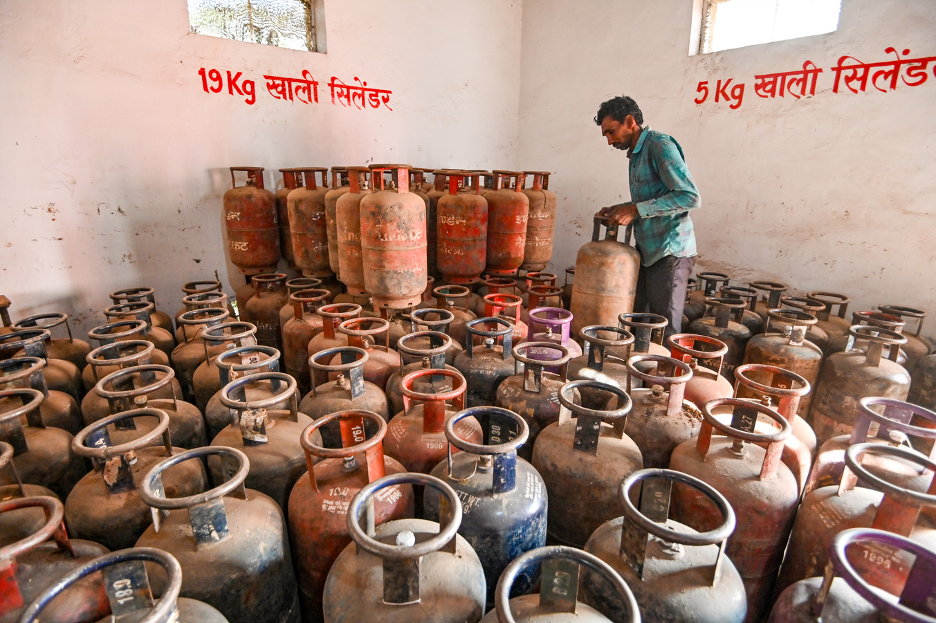 LPG Shortage: Indore Temporarily Suspends New Connections.webp