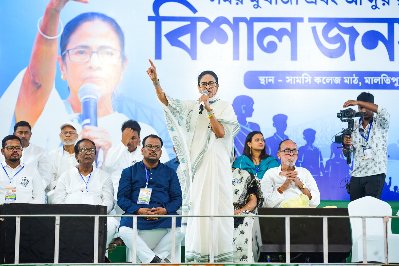 Mamata Banerjee Urges Voters to Halt Polling on Malfunctioning EVMs.webp