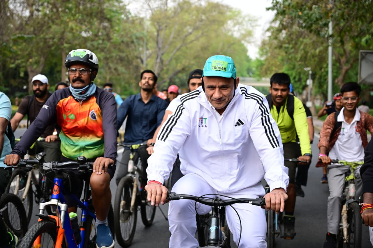 Community Embraces Wellness: Fit India Sundays on Cycle Sees Record Turnout
