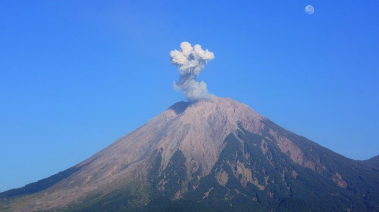 Mount Semeru Activity Continues in East Java.webp