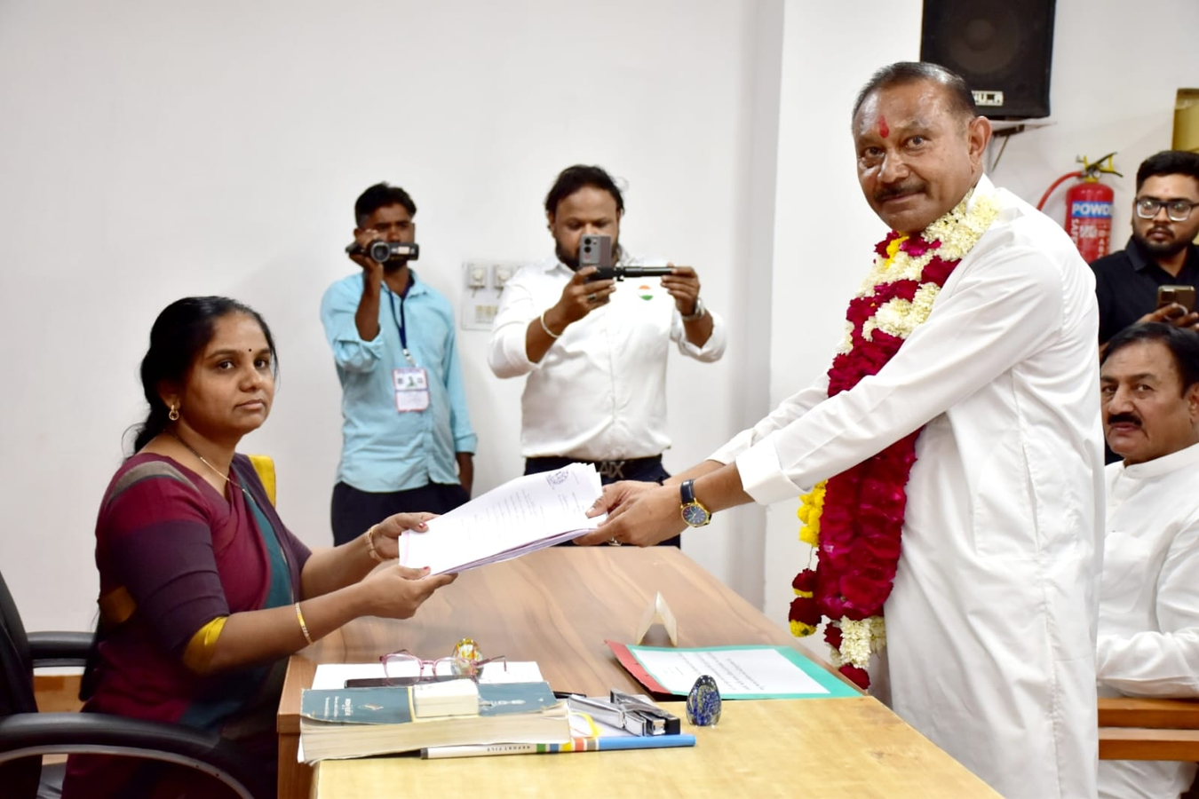 Gujarat Assembly By-Election Sees Entry of Congress Candidate.webp