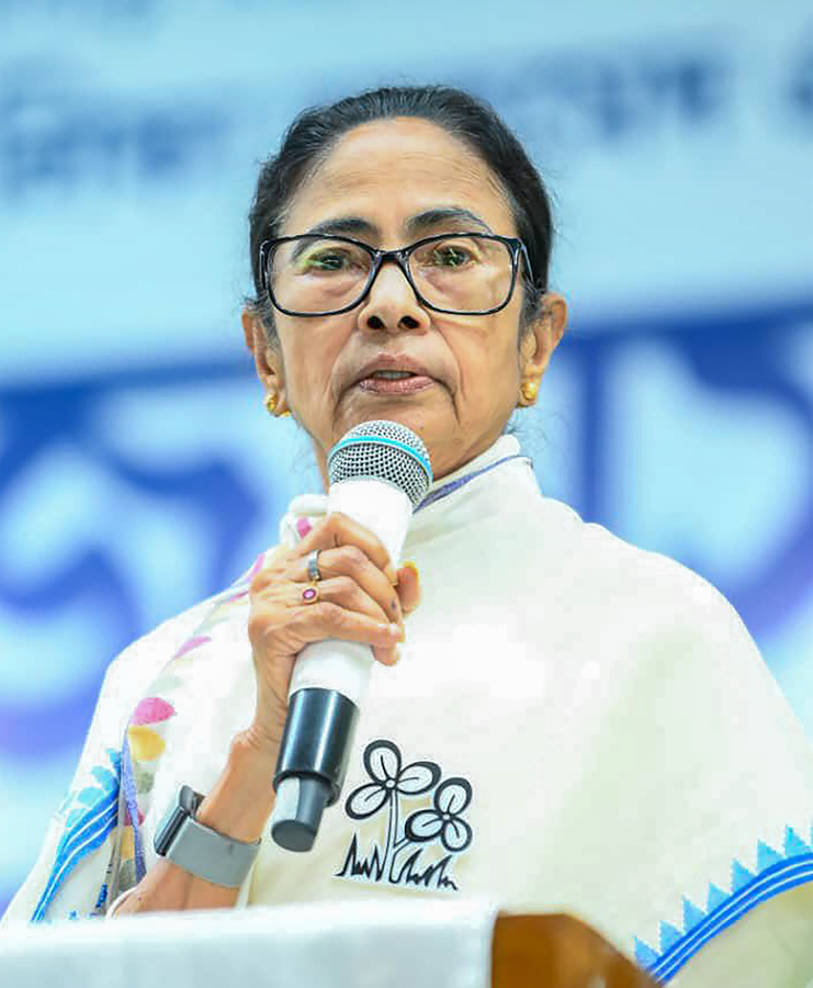 Mamata Questions Modi's Silence on Pakistan Minister's Threat.webp