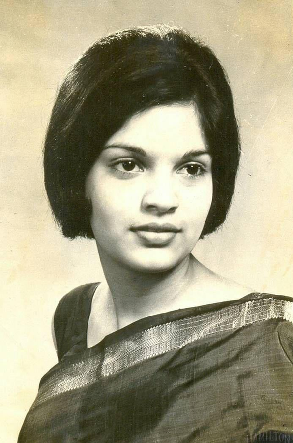 Behind the Camera: Zeenat Aman's First Professional Shoot.webp