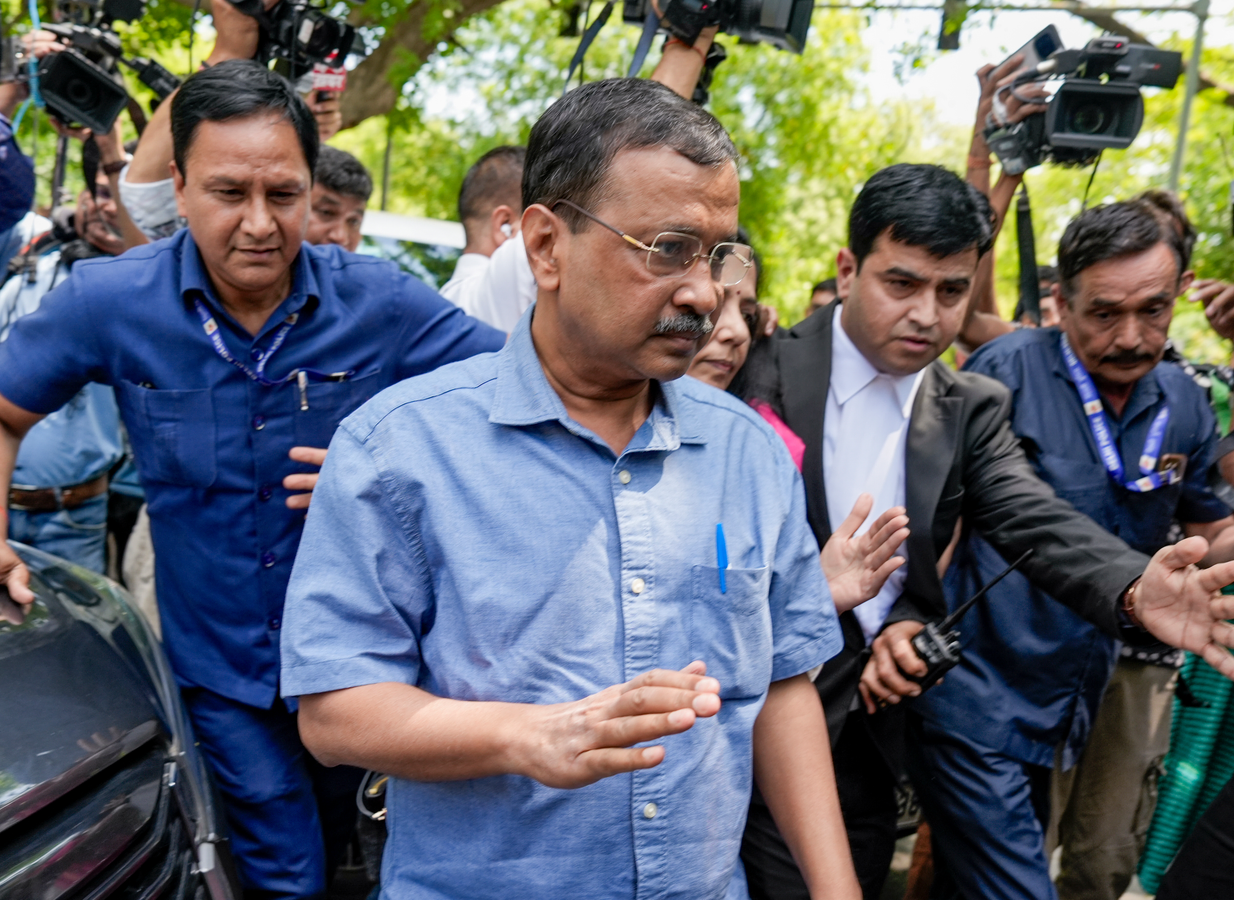 Kejriwal Seeks Recusal in Liquor Policy Case; SG Criticizes Allegations.webp