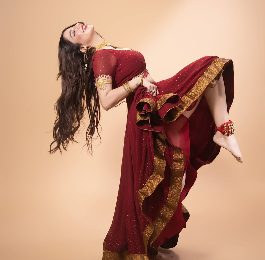 Jasmine Sandlas Grapples with Expanding Setlist.webp