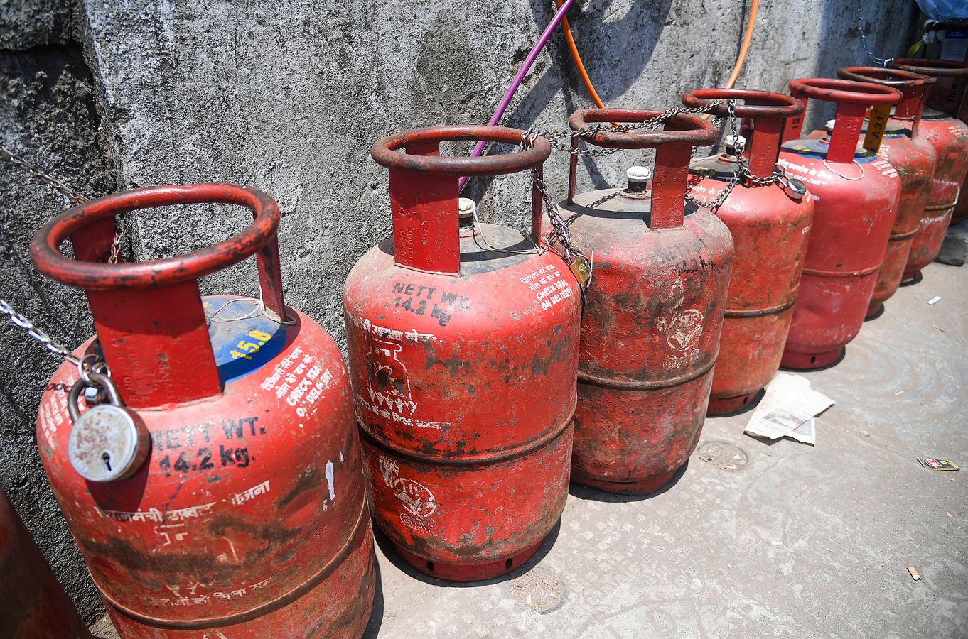 LPG Shortage Fuels Illegal Refilling Racket in Muzaffarpur.webp