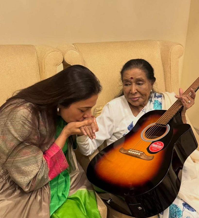 Memorable Moment: Tabu Recalls Asha Bhosle's Gift.webp
